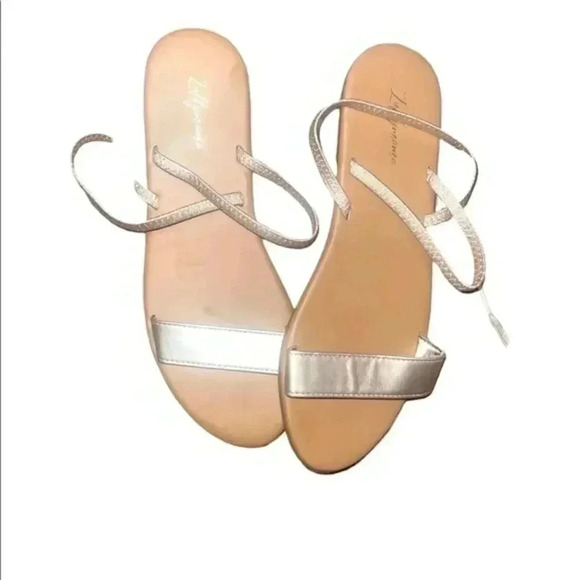 BUNDLE OF SANDALS. - Picture 4 of 5